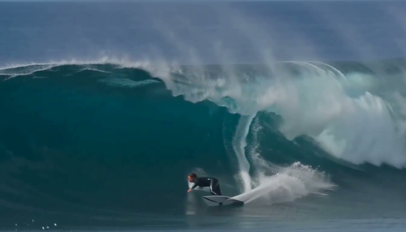MiniMax H3 Max video: a surfer carving a long turquoise wave, water curling overhead, spray catching the light